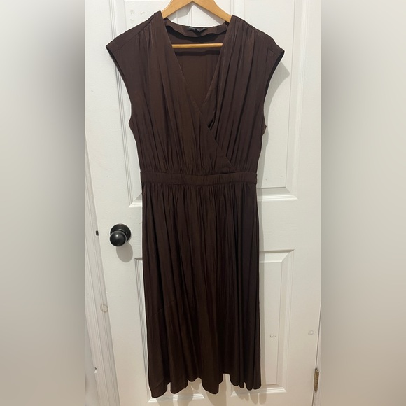 Banana Republic
Silk like dress - Picture 1 of 6
